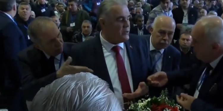 Başkanın maaşı düşürüldü, salonda kavga çıktı