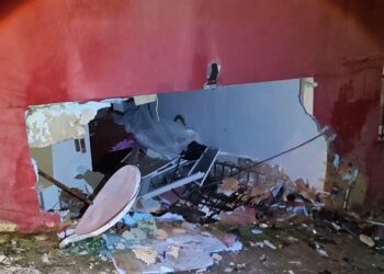 Beykoz'da Feci Kaza: Buzlu Yolda Kaydı, Taksi ve İki Eve Çarptı