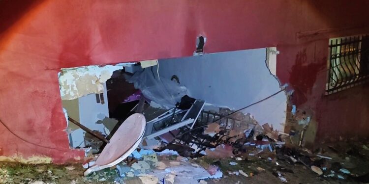 Beykoz'da Feci Kaza: Buzlu Yolda Kaydı, Taksi ve İki Eve Çarptı