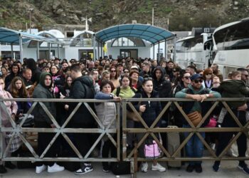 Binlerce kişi art arda depremlerin vurduğu Santorini’den kaçıyor