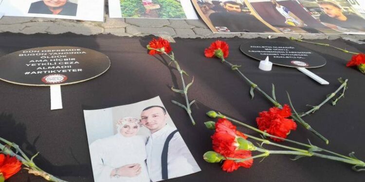 Bize en yüksek yerden yalnızca yalan söyleniyor