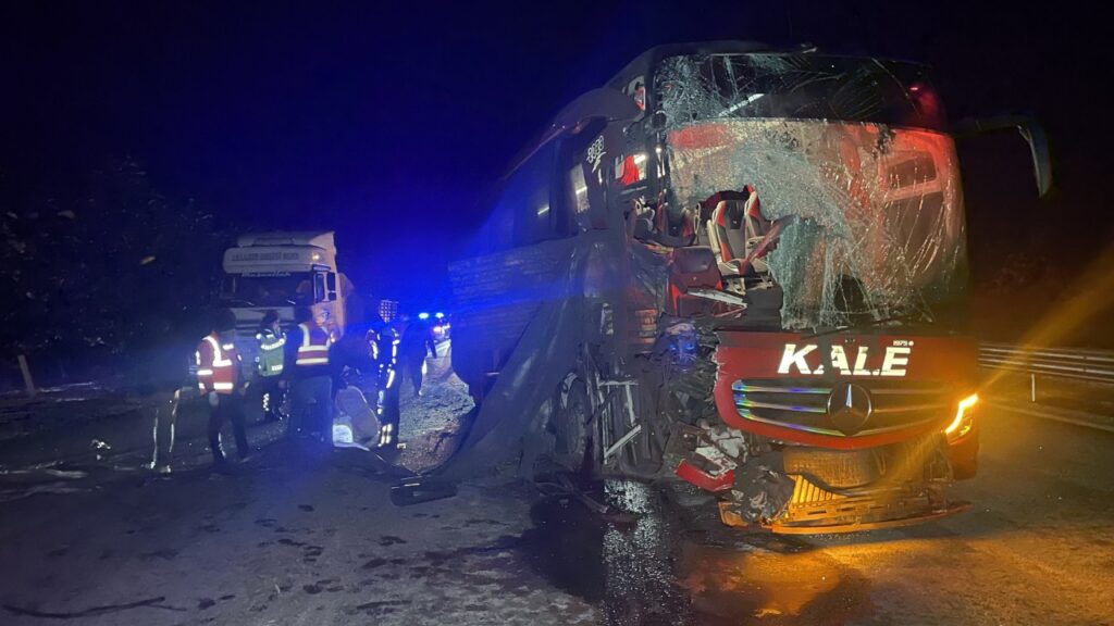 Bolu'da Feci Kaza! Yolcu Otobüsü TIR'a Çarptı