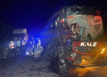 Bolu'da Feci Kaza! Yolcu Otobüsü TIR'a Çarptı