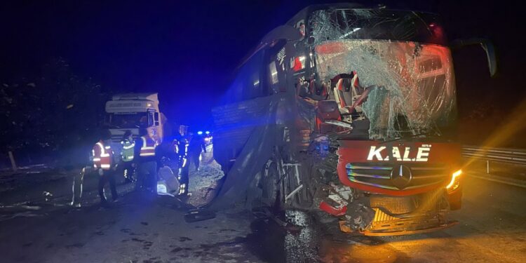 Bolu'da Feci Kaza! Yolcu Otobüsü TIR'a Çarptı