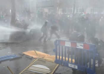 Brüksel’de yüz bine yakın insan yeni hükümetin planlarını protesto etmek için sokağa çıktı