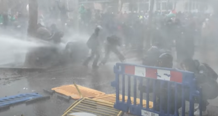 Brüksel’de yüz bine yakın insan yeni hükümetin planlarını protesto etmek için sokağa çıktı