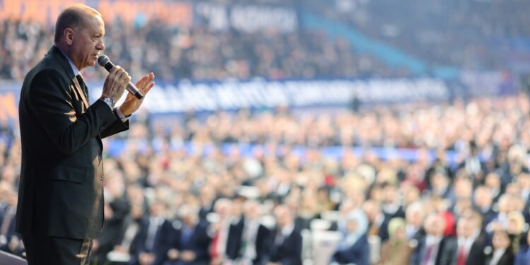 Büyük Kongrenin Yankıları Sürüyor: Seçimin Faturası Üç İsme Kesildi