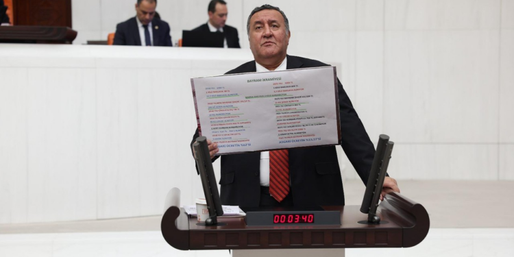 CHP’li Fethi Gürer’den Emekli Maaşı İsyanı: Emekli Gün Doğarken Sıraya Girip 1 Kilo Etin Peşine Düşüyor