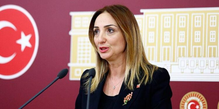 CHP'li Nazlıaka'dan 'Medeni Kanun' Mesajı: 'Kazanılmış Haklarımıza Sahip Çıkacağız'