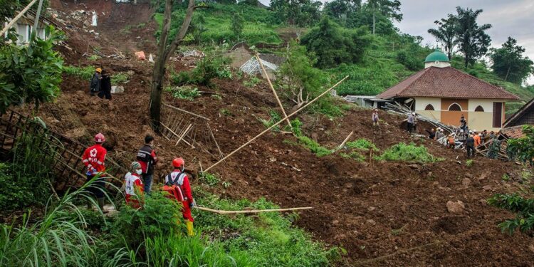 Çin'de Heyelan... 30 Kişi Toprak Altında