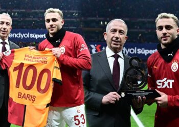 Derbi Öncesi Barış Alper Yılmaz'a Plaket