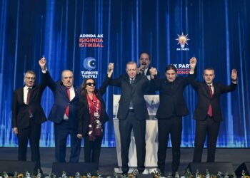 Dün Gelecek'ten ayrıldı, bugün AKP MKYK'sına girdi