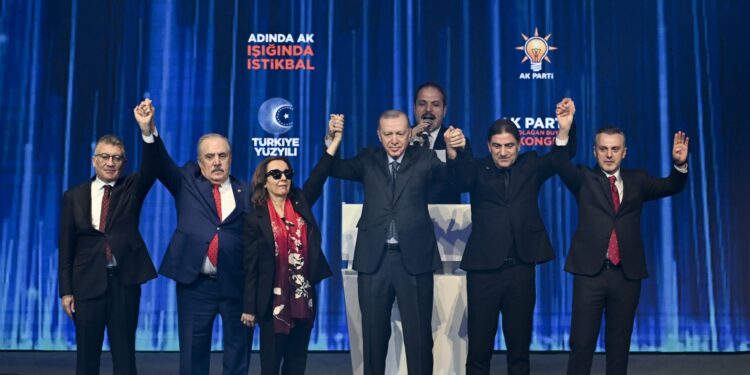 Dün Gelecek'ten ayrıldı, bugün AKP MKYK'sına girdi