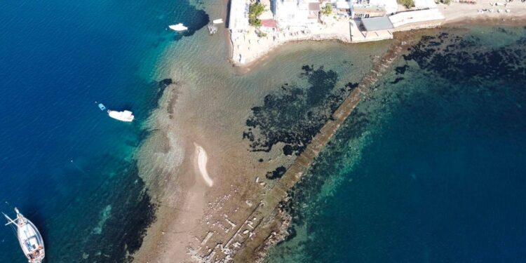 Ege'deki deprem fırtınası sonrası deniz çekildi, antik kentler ortaya çıktı: Uzmanlardan açıklamalar geldi