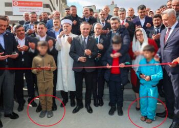 Erdoğan'ın eski avukatının ayakkabısı olmayan çocuklarla cami açılışı yaptığı ortaya çıktı