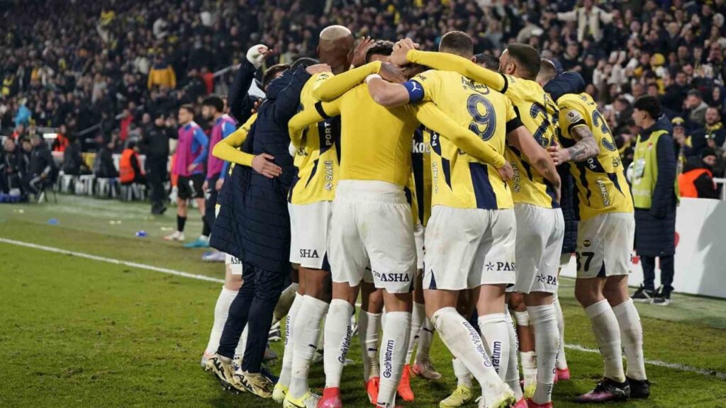 Fenerbahçe'de Sakatlık Şoku, Çağlar Söyüncü Oyuna Devam Edemedi