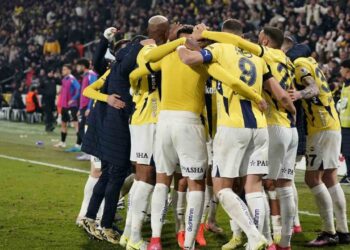 Fenerbahçe'de Sakatlık Şoku, Çağlar Söyüncü Oyuna Devam Edemedi