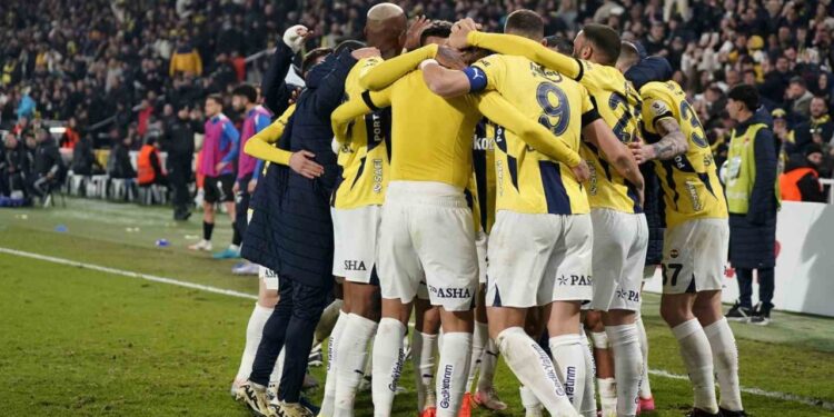Fenerbahçe'de Sakatlık Şoku, Çağlar Söyüncü Oyuna Devam Edemedi