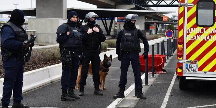 Fransa’da Bıçaklı Saldırı: Ölü ve Yaralılar Var