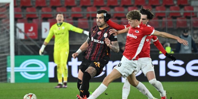 Galatasaray Farklı Mağlup: Tur Şansı İstanbul'a Kaldı