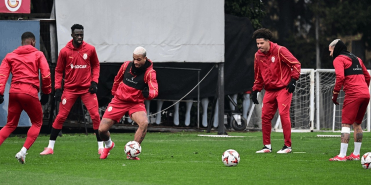 Galatasaray'ın AZ Alkmaar Maçı Kamp Kadrosu Açıklandı