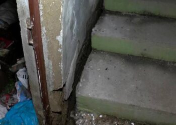 Gaziosmanpaşa’da inşaat nedeniyle yol çöktü, duvarları çatlayan 4 bina boşaltıldı