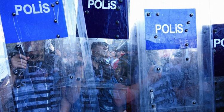 HDK gözaltıları: Hukuksuzluk tepkisi büyüyor
