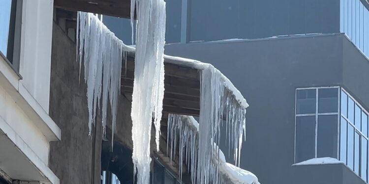 Hakkari'de Buz Sarkıtları 2 Metreyi Aştı