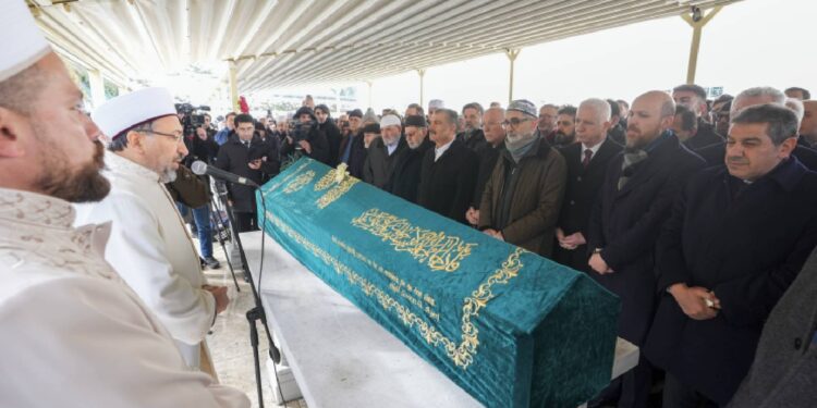 Hattat Hasan Çelebi İstanbul'da son yolculuğuna uğurlandı