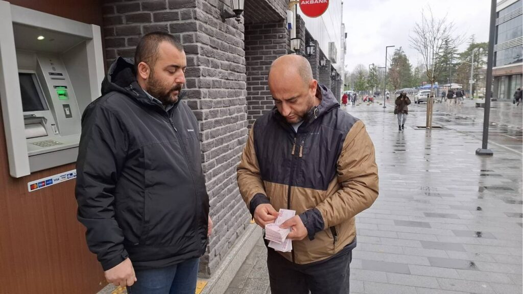 Hesabına Gelen Parayı Görünce Şoke Oldu, Hemen Sahibini Buldu