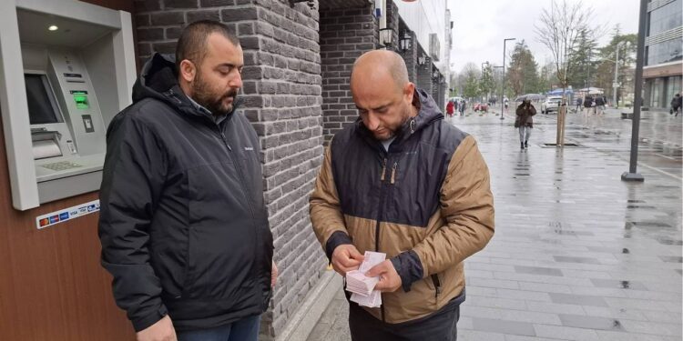 Hesabına Gelen Parayı Görünce Şoke Oldu, Hemen Sahibini Buldu