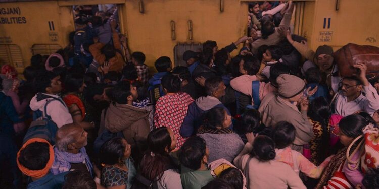 Hindistan'da Tren İstasyonunda Facia, Çok Sayıda Ölü ve Yaralı Var