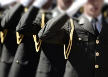 İhraçlara şerh koydu; TSK'dan emekli oldu