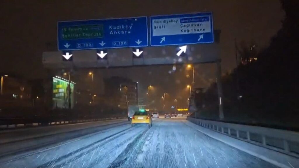 İstanbul Gece Beyaza Büründü: Lapa Lapa Kar Yağdı