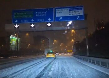 İstanbul Gece Beyaza Büründü: Lapa Lapa Kar Yağdı