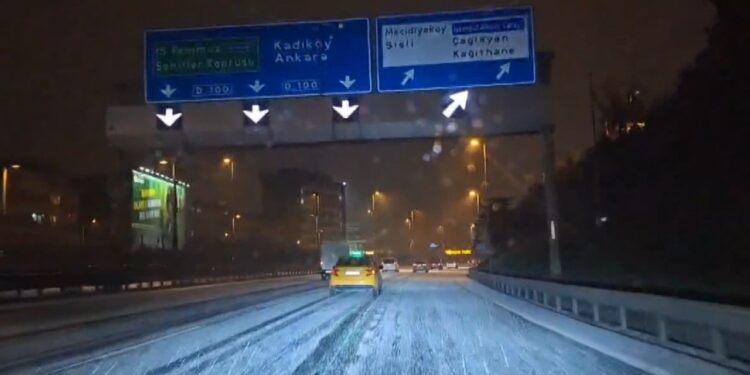 İstanbul Gece Beyaza Büründü: Lapa Lapa Kar Yağdı