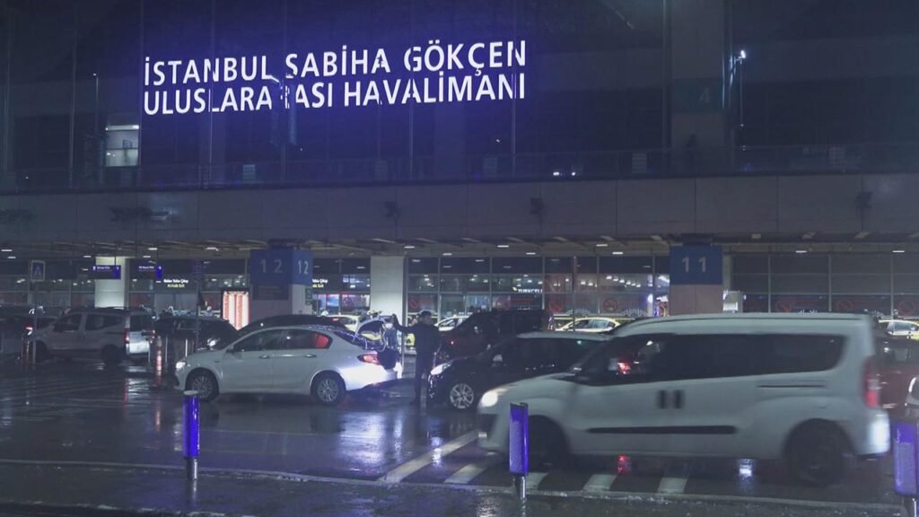 İstanbul Kara Teslim! Hava Trafiğine 'Kar' Engeli