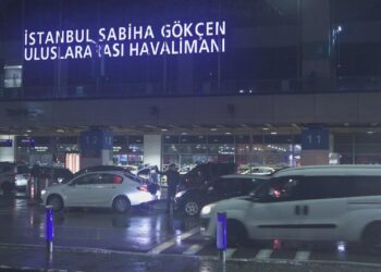 İstanbul Kara Teslim! Hava Trafiğine 'Kar' Engeli