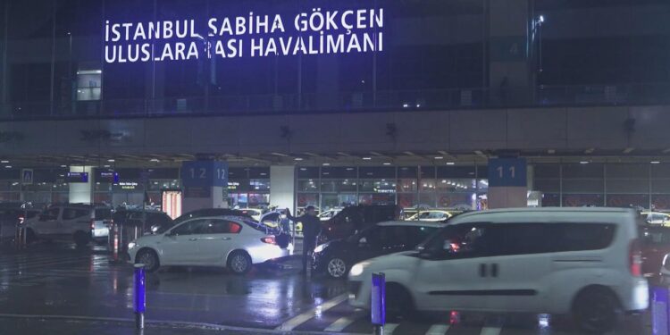 İstanbul Kara Teslim! Hava Trafiğine 'Kar' Engeli