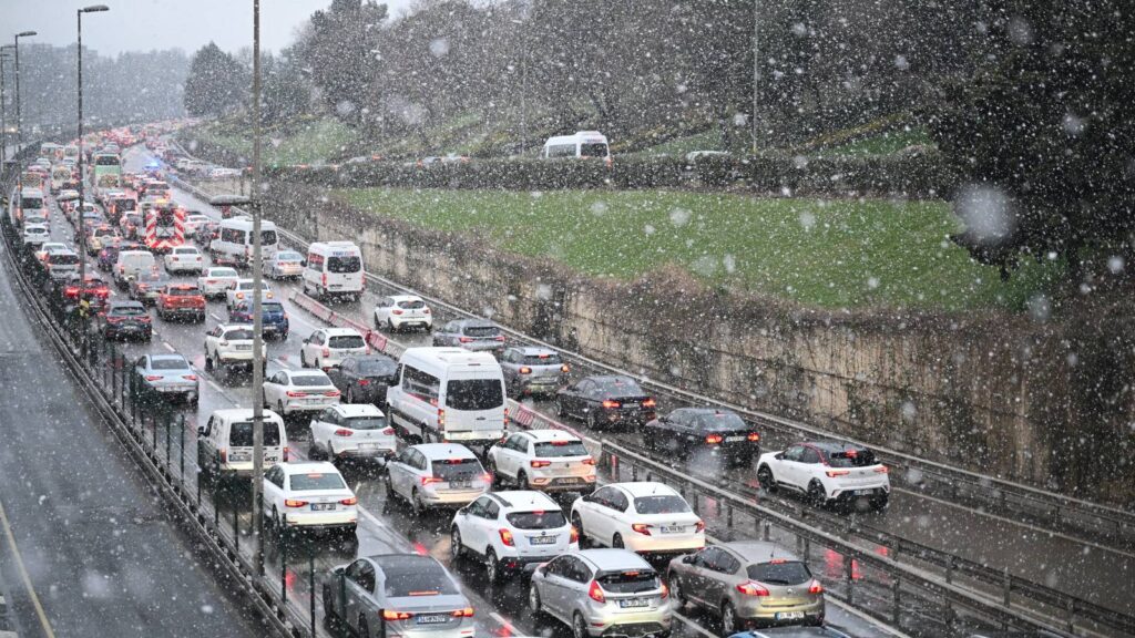 İstanbul’a 10 cm'ye kadar kar geliyor!