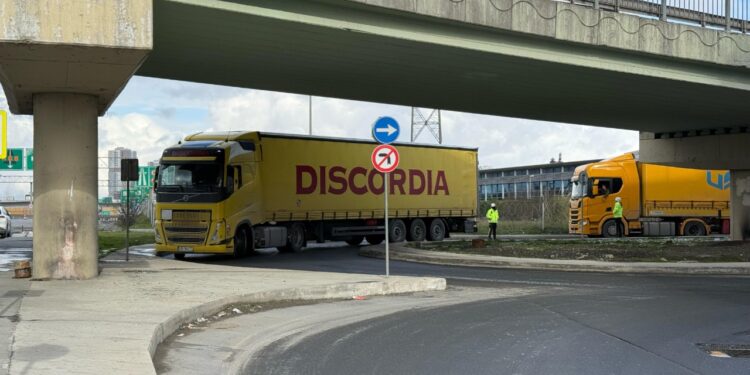 İstanbul'da Ağır Tonajlı Araçlara Kar Engeli