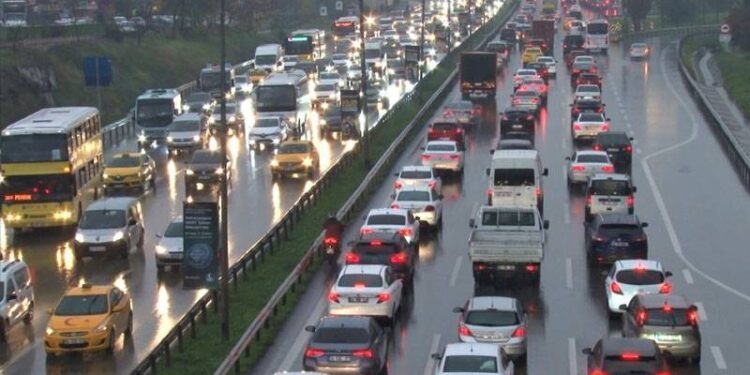 İstanbul’da yeni haftada trafik yoğunluğu yüzde 76’ya kadar çıktı