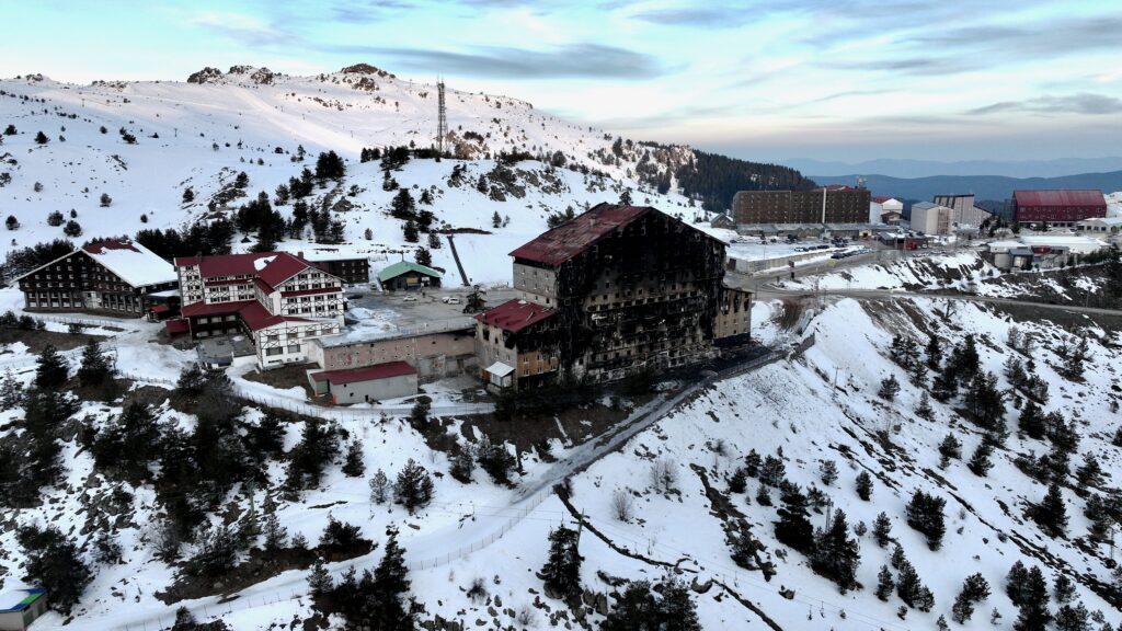 Kartalkaya yangınıyla ilgili müfettiş raporları tamamlandı; Bakan Yerlikaya'dan '15 gün' eleştirilerine yanıt: İhmali olanlar cezalarını çekecek