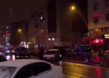 Kaza yapıp polis aracına alınan alkollü sürücü, tabancasıyla kendisini öldürmeye kalkıştı