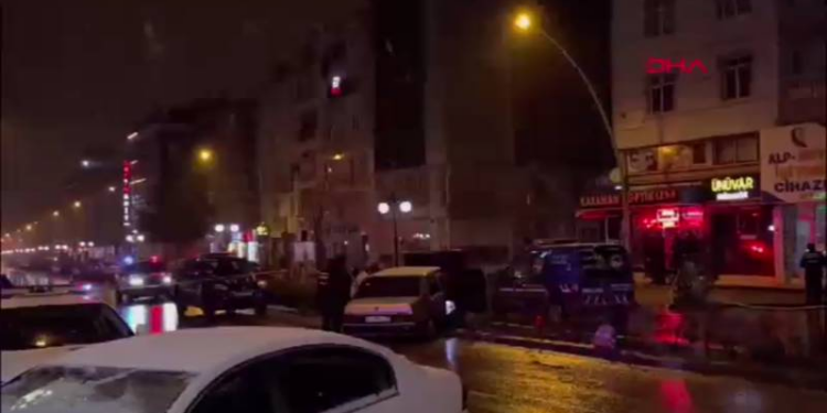 Kaza yapıp polis aracına alınan alkollü sürücü, tabancasıyla kendisini öldürmeye kalkıştı