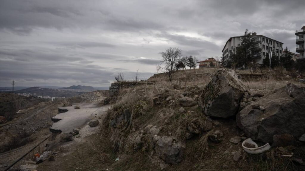 Keçiören'de mahalle sakinleri "heyelan korkusu" yaşıyor