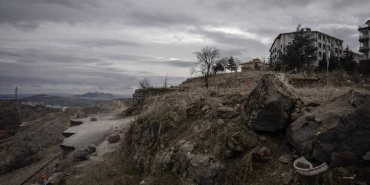 Keçiören'de mahalle sakinleri "heyelan korkusu" yaşıyor