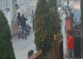 Kızlara kurusıkı tabancayla ateş açan 2 şüpheliyi; çöp atmaya çıkan Uzman Çavuş yakaladı