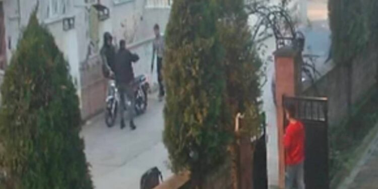 Kızlara kurusıkı tabancayla ateş açan 2 şüpheliyi; çöp atmaya çıkan Uzman Çavuş yakaladı