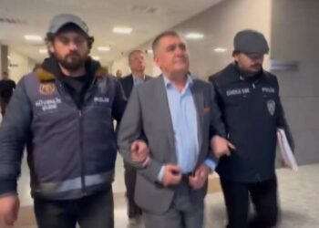 Kolunda polisle ifadeye gidiyor olma fotoğrafı artık kimi hallerde bir onur nişanesine dönüşmüştür